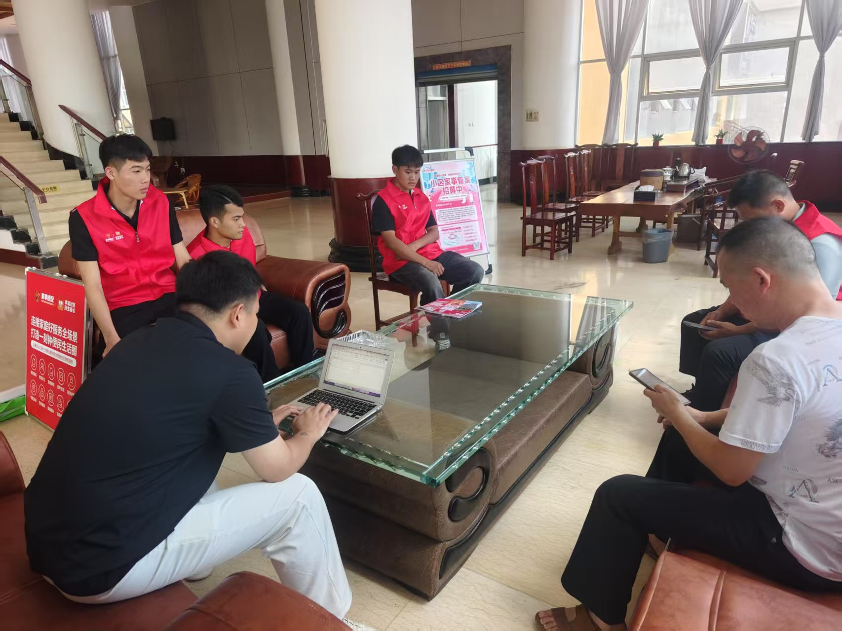 百城携手进，同心万利丨家事速配小区管家招商会临沧站成功举办，人潮汹涌，